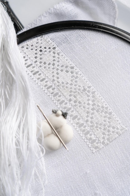 zbliżenie haftu na lnianej tkaninie